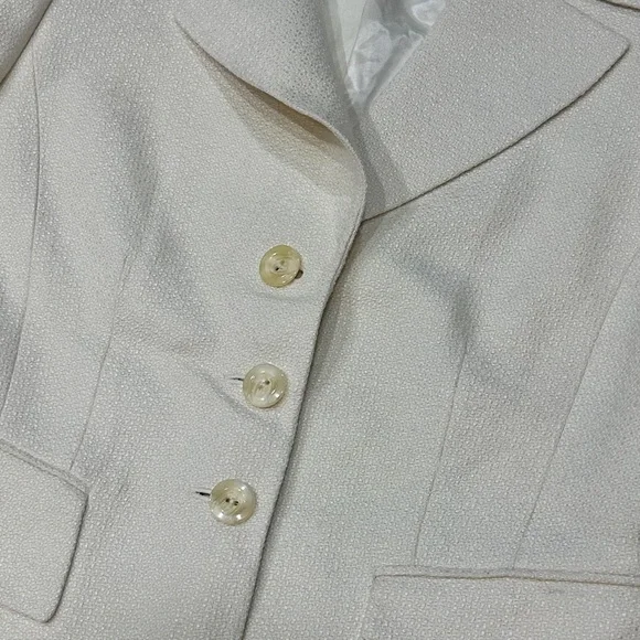 ✨ NWT Tahari Cream Blazer – Classic Tailored Fit, Size 10P - Picture 4 of 13